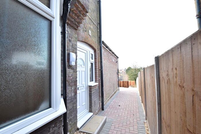 2 Bedroom Flat To Rent In Hitchin Road, Luton, Bedfordshire, LU2