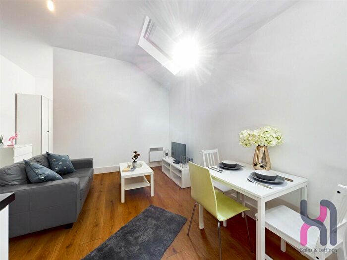 Flat To Rent In Town Hall, Bexley Square, Salford, Manchester, M3
