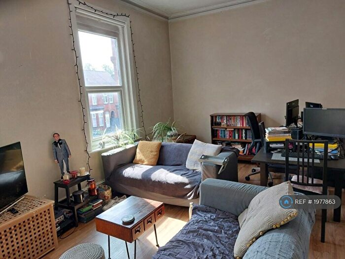 3 Bedroom Flat To Rent In Albert Road, Levenshulme Manchester, M19