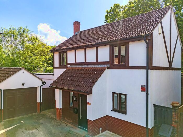 4 Bedroom Detached House To Rent In Fyfield Close, Brentwood, CM13