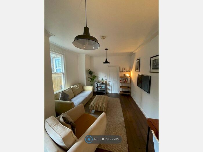 2 Bedroom Flat To Rent In Amesbury Avenue, London, SW2