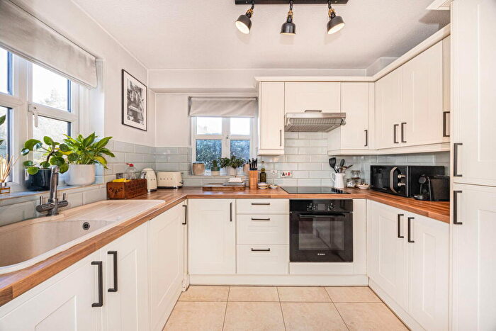 1 Bedroom Flat For Sale In The Avenue, Highams Park, E4