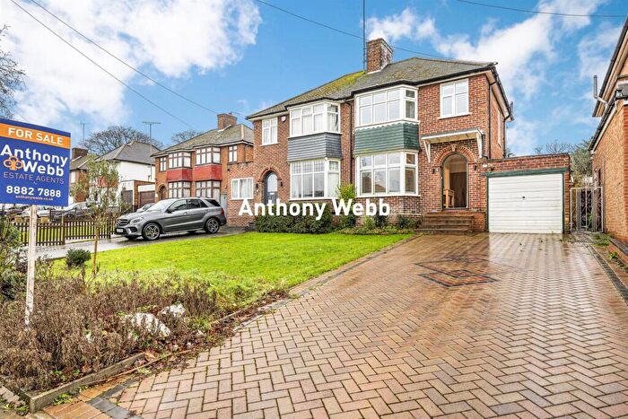 3 Bedroom Semi Detached House For Sale In The Vale, Southgate, N14