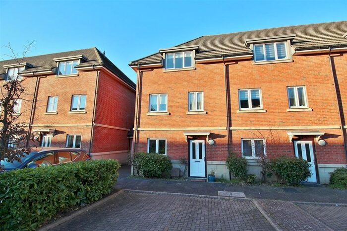 4 Bedroom Semi-Detached House To Rent In Academy Place, Isleworth, TW7