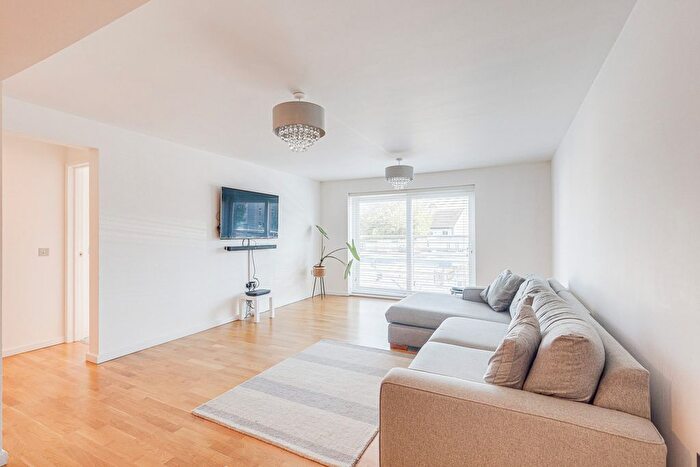 1 Bedroom Flat To Rent In Cricketfield Grove, Leigh-On-Sea, SS9