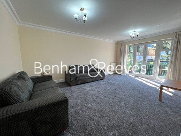 3 Bedroom Flat To Rent In Eastbury Avenue, Northwood, Hertfordshire, HA6