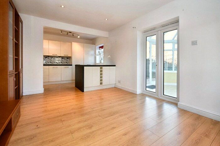 1 Bedroom Bungalow For Sale In Hirst Road, Wakefield, West Yorkshire, WF2