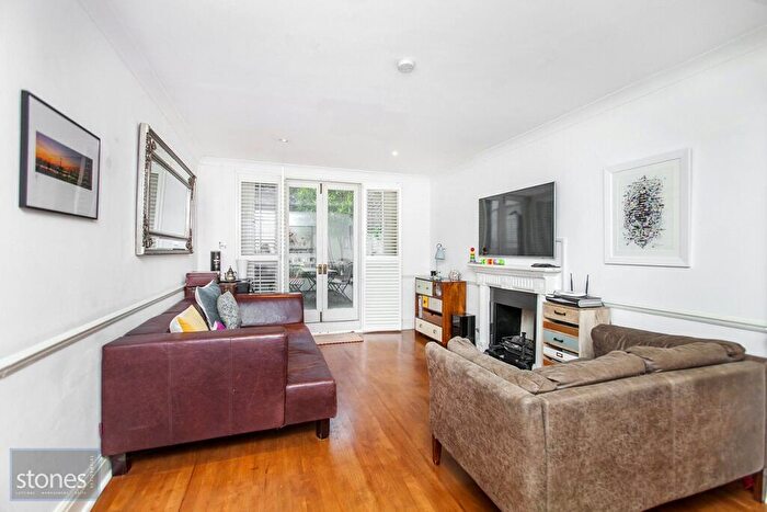 3 Bedroom Apartment For Sale In Belsize Square, London, NW3