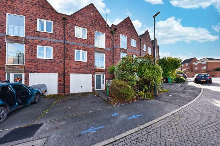 3 Bedroom Town House To Rent In Caxton Road, Nottingham, NG5