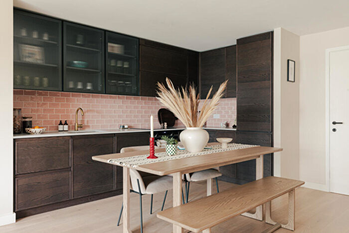 2 Bedroom Apartment For Sale In Starboard Way, London, E16