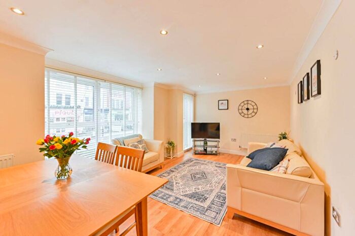 2 Bedroom Flat For Sale In Clover Court, Clapham Junction, London, SW11