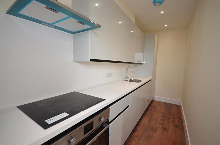 1 Bedroom Apartment To Rent In High Road, N2