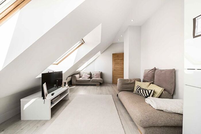 2 Bedroom Flat For Sale In High Road, London, N20