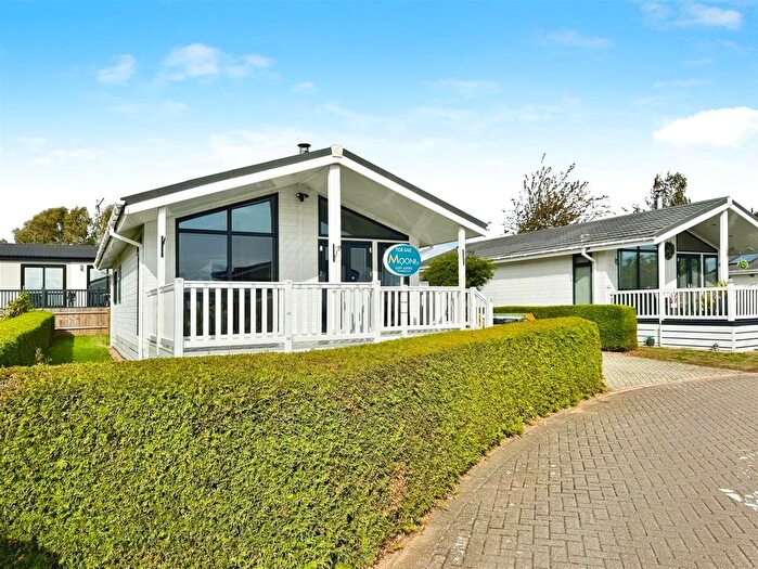 2 Bedroom Mobile/park Home For Sale In St. Pierre Country Park, Portskewett, Caldicot, NP26