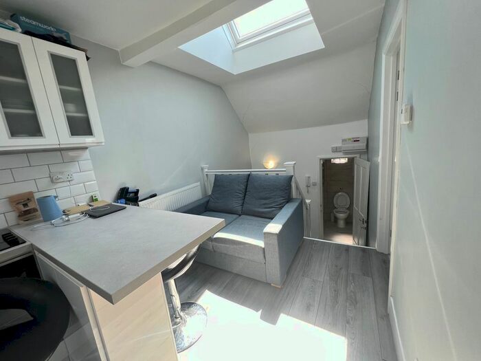 2 Bedroom Flat To Rent In Woodlands Park Road, London, N15