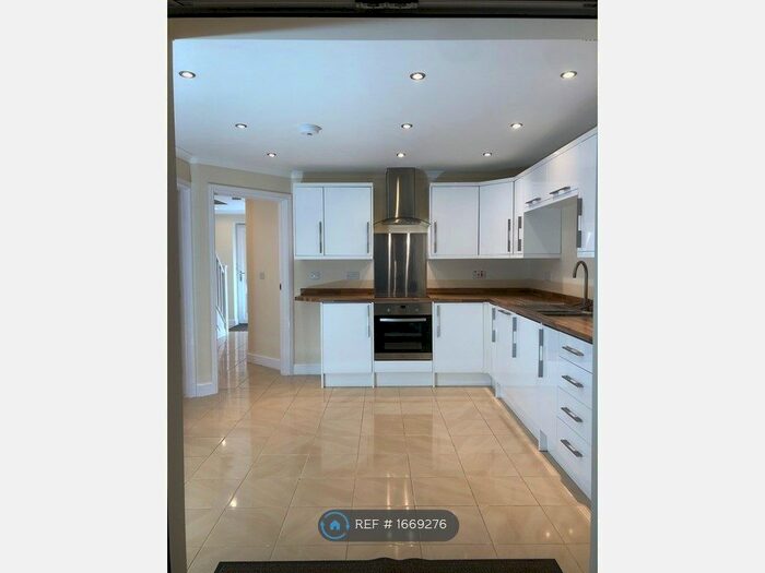 4 Bedroom Semi-Detached House To Rent In Cylch Cledan, Llanon, SY23