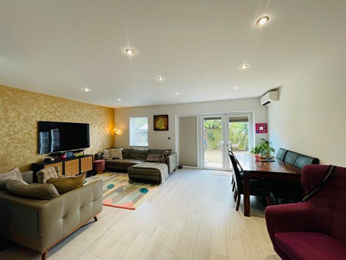 5 Bedroom Detached House To Rent In Lindale Close, Ilford, IG4