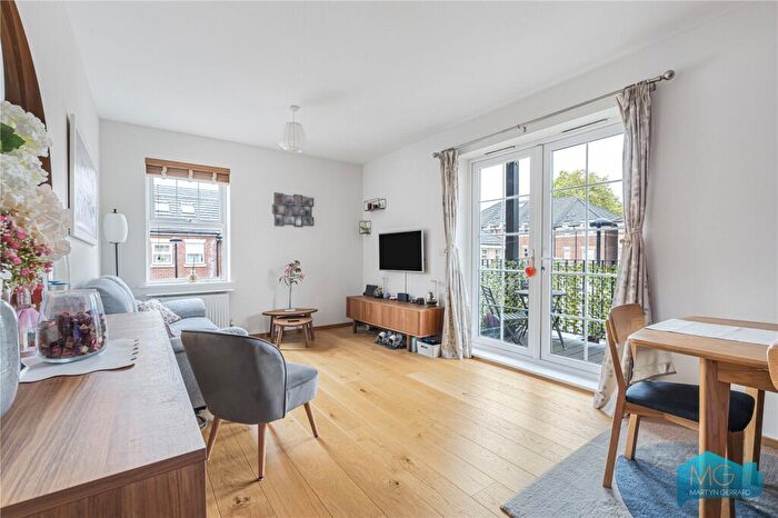 2 Bedroom Apartment For Sale In Coppetts Road, London, N10