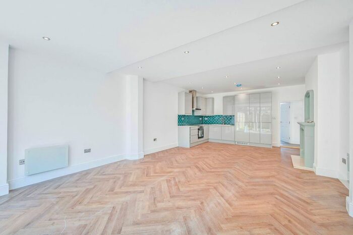 2 Bedroom Flat To Rent In Crown Lane, Streatham Common, London, SW16