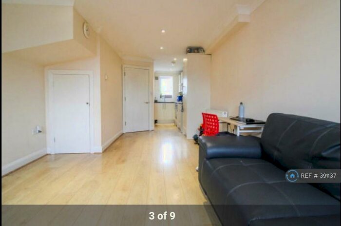 2 Bedroom End Of Terrace House To Rent In Stone Terrace, Farnborough, GU14