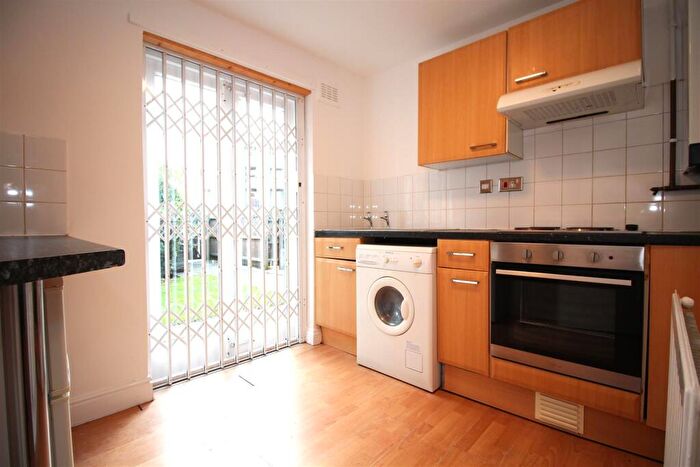 Studio To Rent In Near Victoria Park, Evington Road, Leicester, LE2