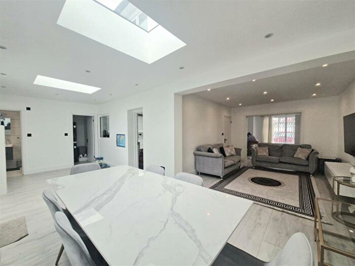 5 Bedroom Semi-Detached House To Rent In Luxury Five Bedrooms Two Bathrooms, HA9