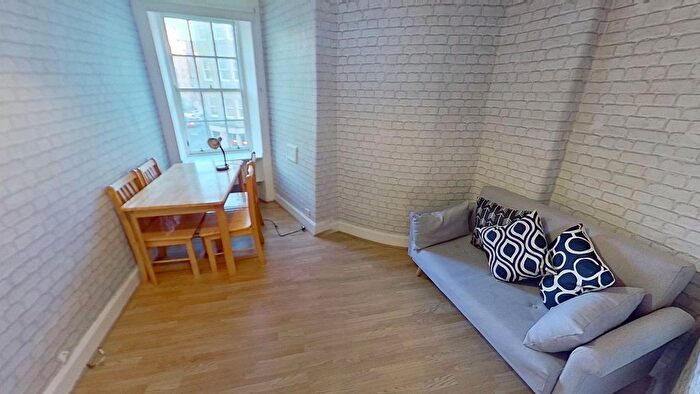2 Bedroom Flat To Rent In West Nicolson Street, Edinburgh, EH8
