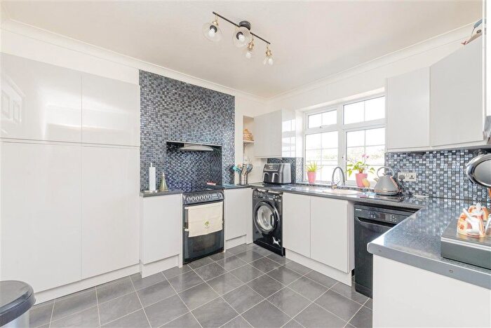 3 Bedroom Detached Bungalow For Sale In Woodland Close, New Barn, Longfield, Kent, DA3