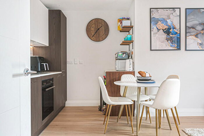 1 Bedroom Apartment For Sale In Guildford Road, Chertsey, Surrey, KT16