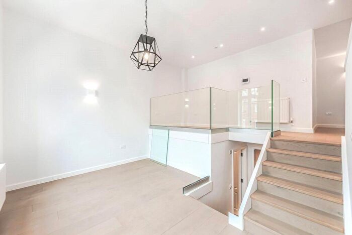 1 Bedroom Apartment To Rent In Compayne Gardens, South Hampstead, London, NW6