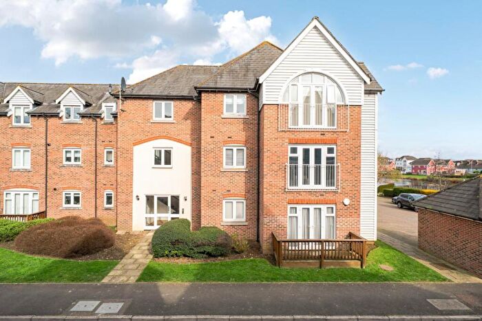 2 Bedroom Apartment For Sale In The Lakes, Larkfield, Aylesford, ME20