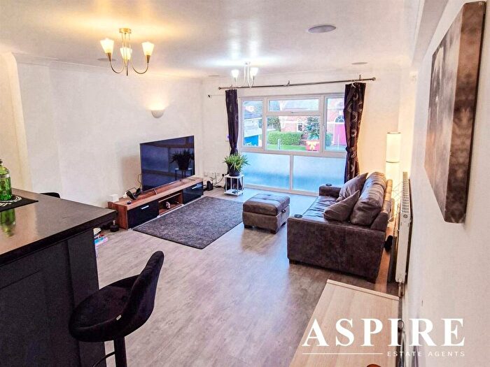 2 Bedroom Flat For Sale In High Road, Benfleet, SS7