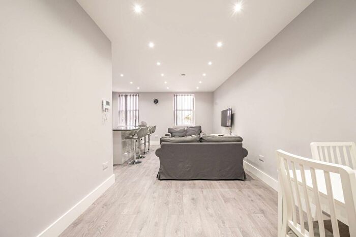 2 Bedroom Flat To Rent In Earlham Grove, Forest Gate, London, E7