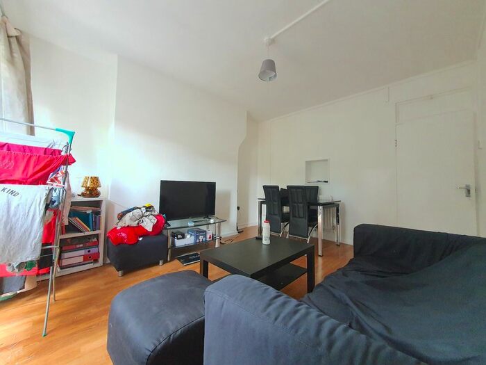 2 Bedroom Flat To Rent In Malcolm Road, Bethnal Green, London, E1