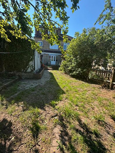 4 Bedroom Semi-Detached House To Rent In Larkswood Road, Chingford, E4