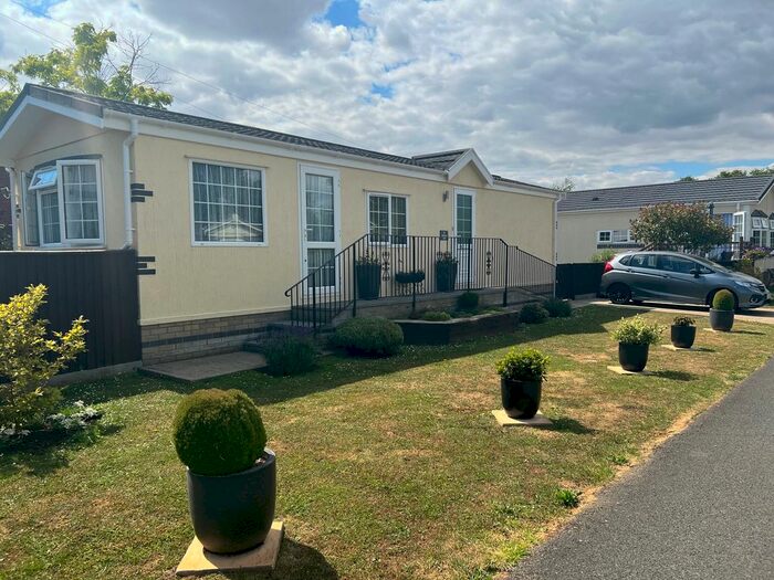 2 Bedroom Mobile/park Home For Sale In Badgers Holt, Longstanton, Cambridge, CB24