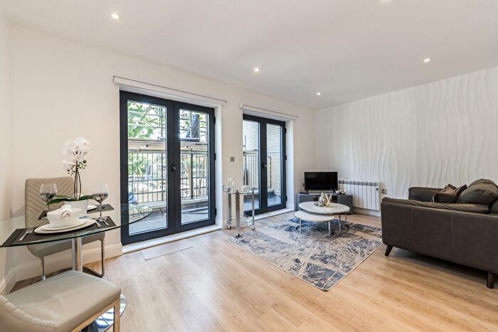 3 Bedroom Flat To Rent In Gunnersbury Avenue, London, W5