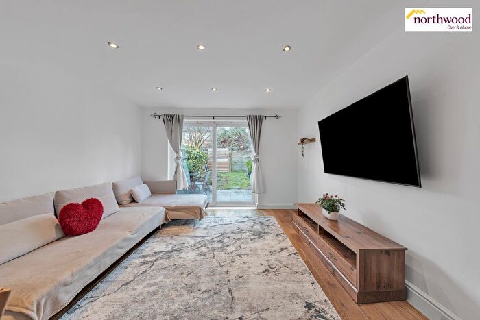 2 Bedroom Semi-detached House For Sale In Greensward, Bushey, WD23