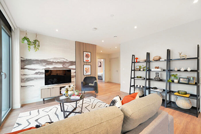 2 Bedroom Apartment To Rent In The Oakgate, KT22
