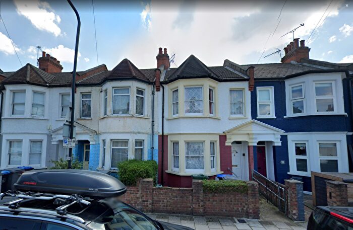 5 Bedroom Semi Detached House For Sale In Ambleside Road, London, NW10