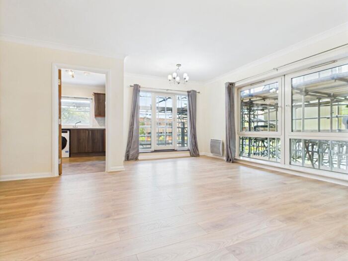 2 Bedroom Flat To Rent In Crown Heights, Alencon Link, Basingstoke, RG21