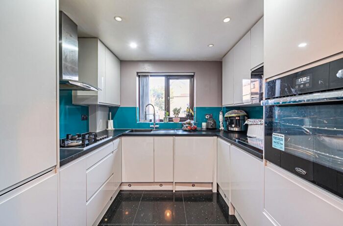 3 Bedroom Terraced House For Sale In Pendall Close, Barnet, EN4