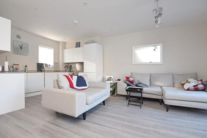 2 Bedroom Apartment To Rent In Admiral Court, OX28