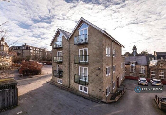 2 Bedroom Penthouse To Rent In The Green, Bingley, BD16