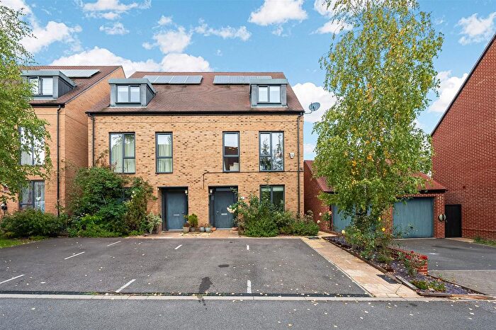 3 Bedroom Semi-Detached House For Sale In Whattingdon Road, Coulsdon, CR5