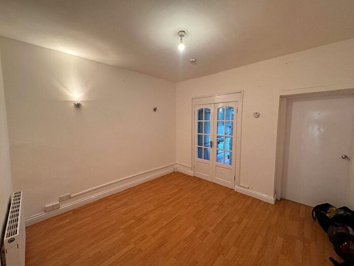 2 Bedroom Flat For Sale In Valentines Road, Ilford, Essex, IG1
