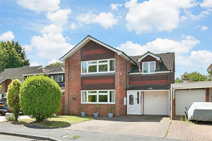 4 Bedroom Link Detached House For Sale In Fairlight Cross, Longfield, Kent, DA3