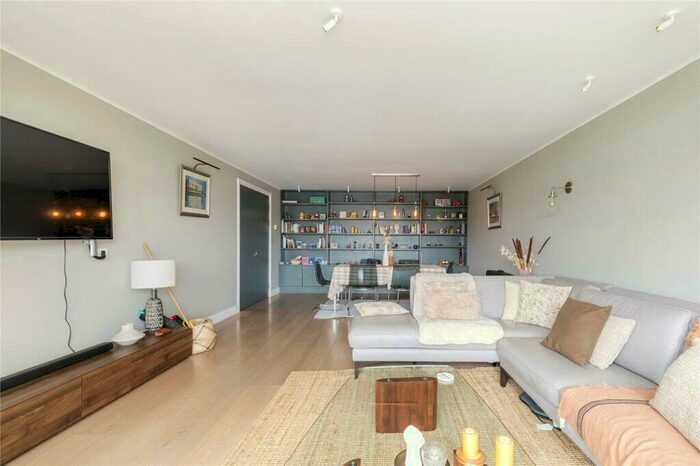 2 Bedroom Apartment To Rent In Merganser Court, Star Place, Wapping, E1W