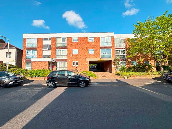 2 Bedroom Flat For Sale In Princes Road, Romford, RM1