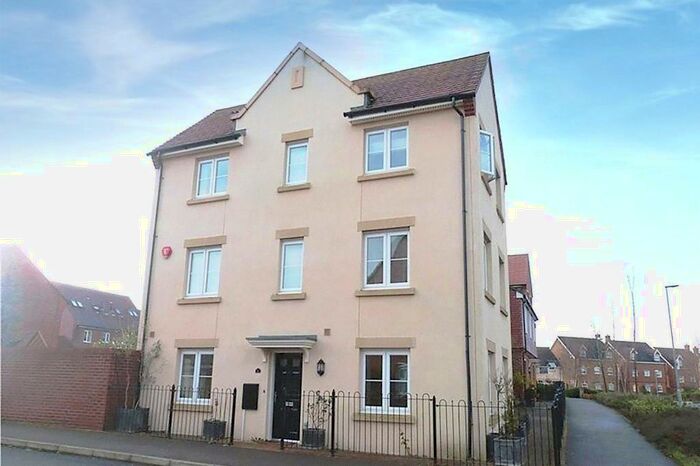 4 Bedroom Town House To Rent In Pheasant View, Jennetts Park, Bracknell, Berkshire, RG12